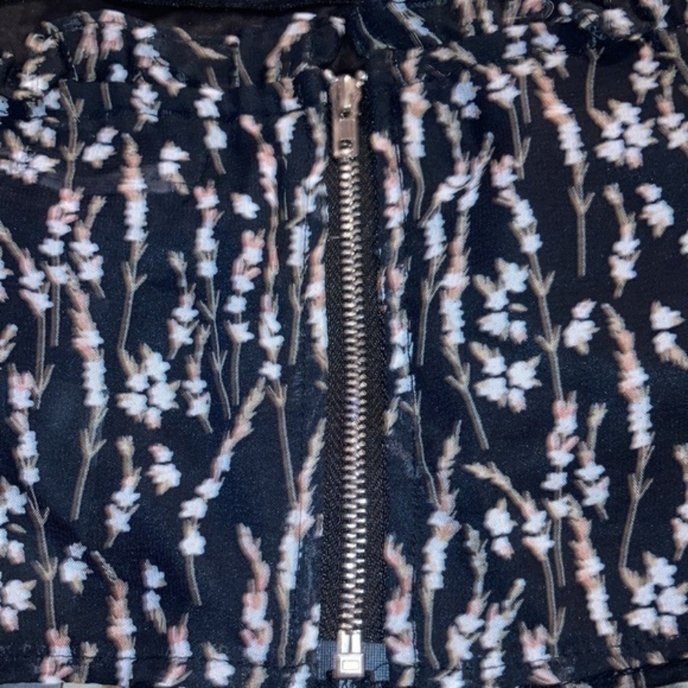 NWT NastyGal Floral Vine Cold shoulder Bell Sleeved Cropped Top size 8 - Picture 8 of 13